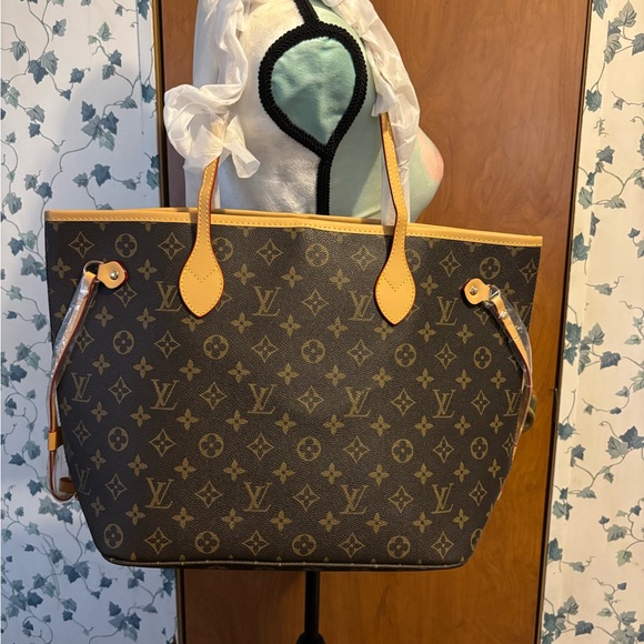 Ladies Stylish Monogram Purse/Tote - Picture 7 of 7